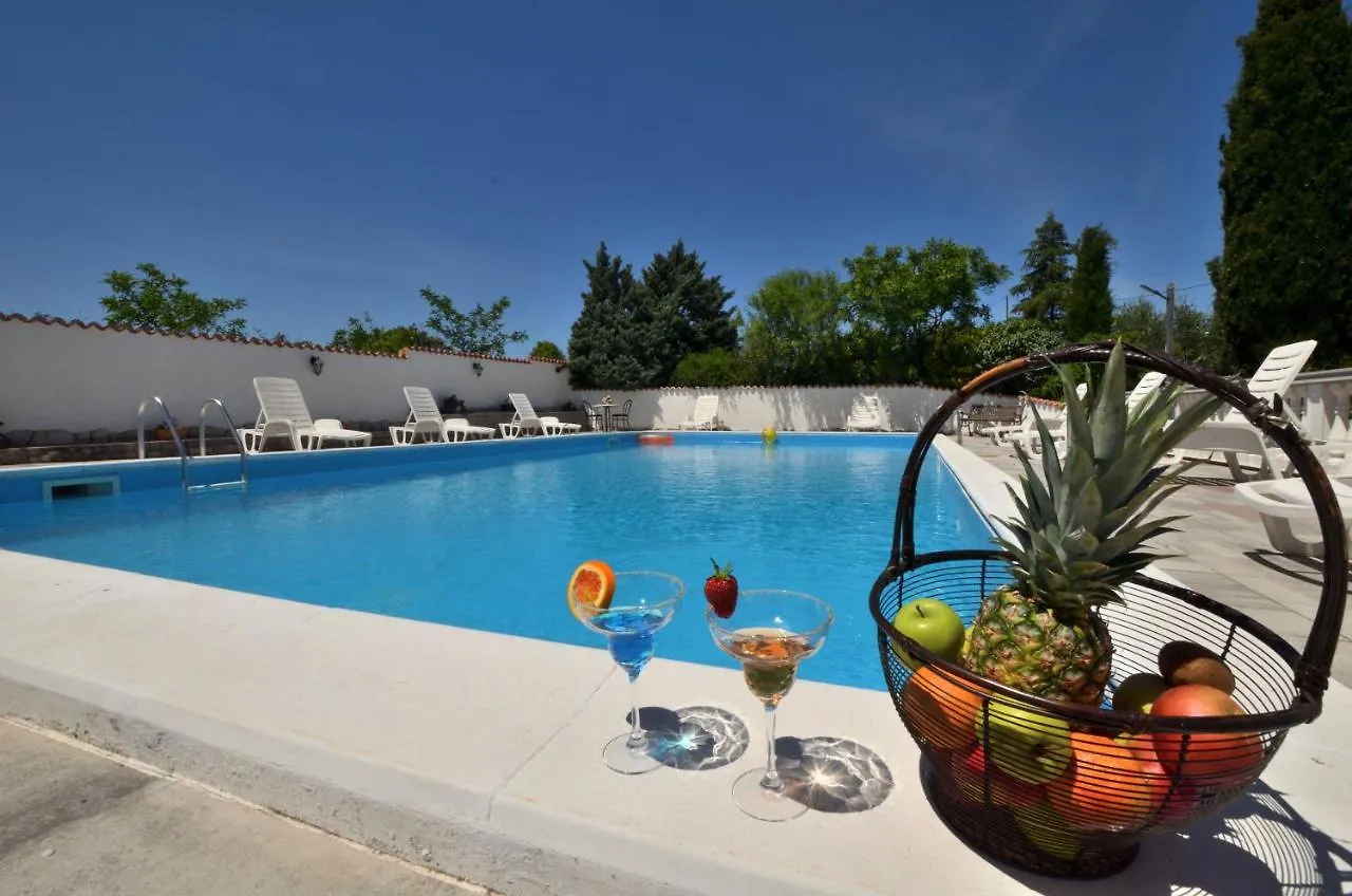 Rooms Aurora بولا