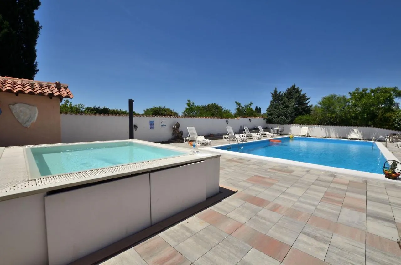 Rooms Aurora بولا بيت ضيافة