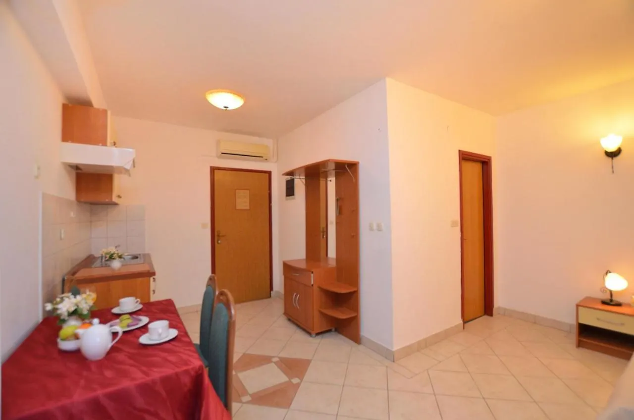 Rooms Aurora بولا بيت ضيافة