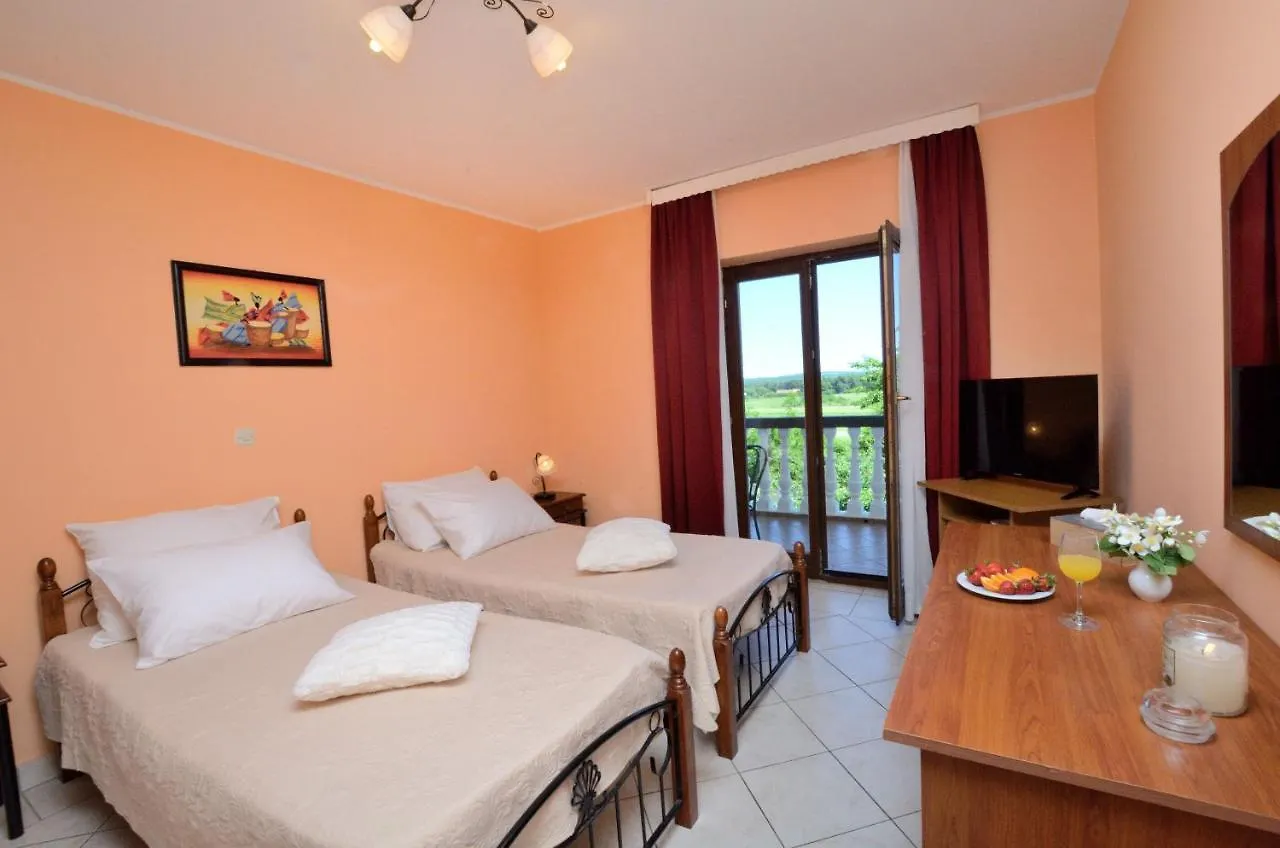 Rooms Aurora بولا بيت ضيافة