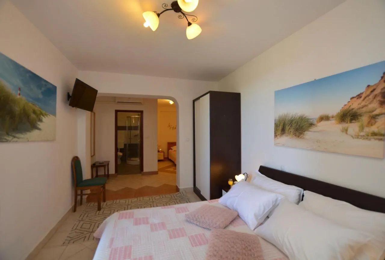 Rooms Aurora بولا بيت ضيافة