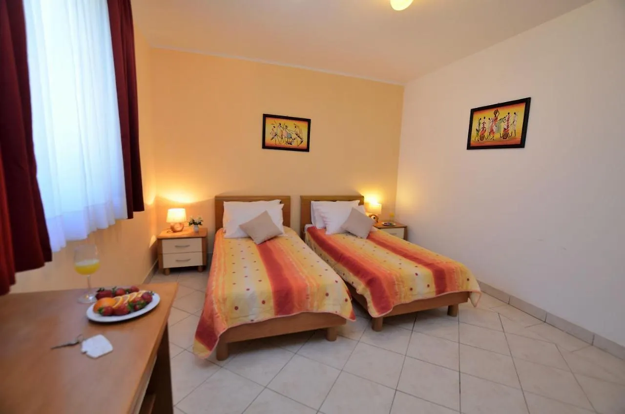 Rooms Aurora بولا