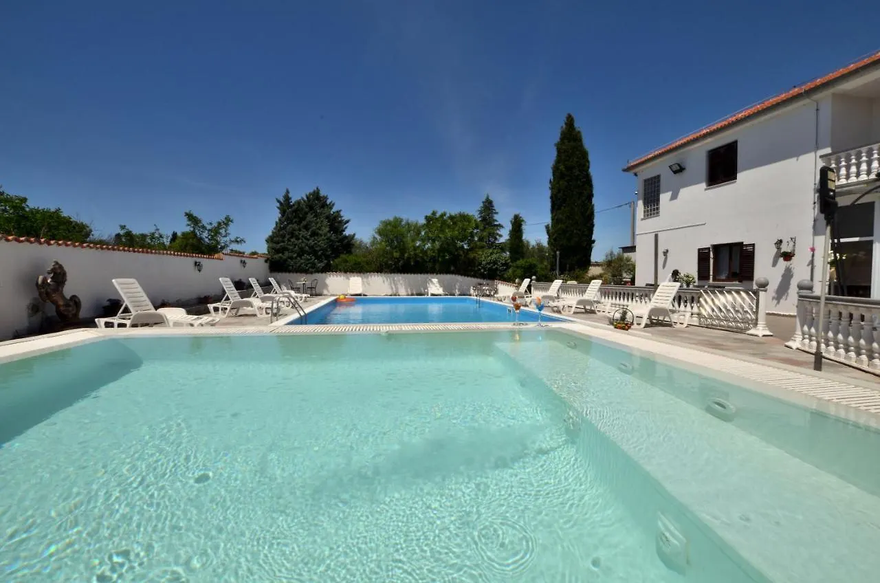 Rooms Aurora بولا