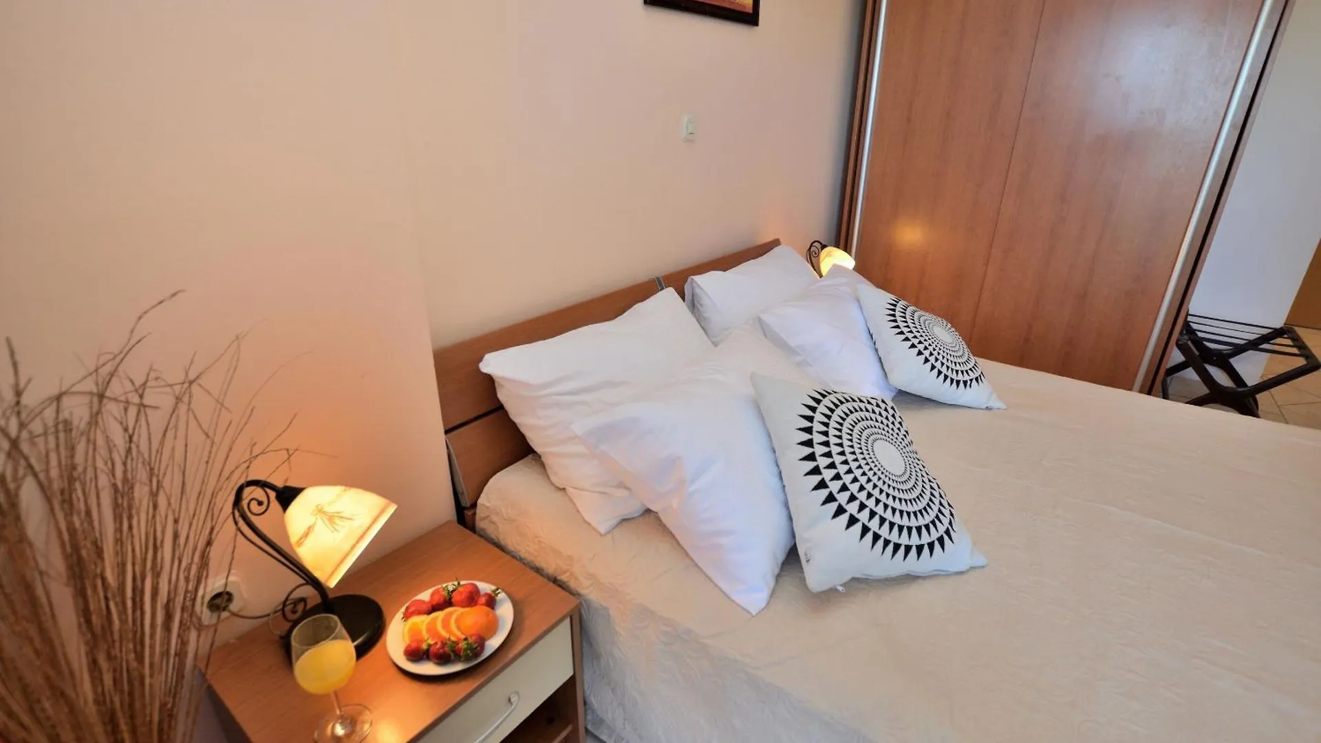 Rooms Aurora بولا بيت ضيافة